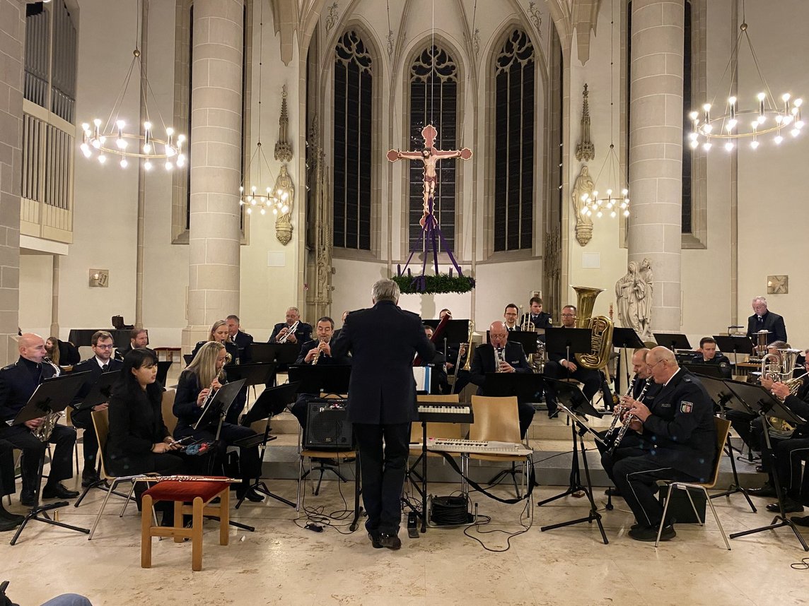 Das Bild zeigt das Landespolizeiorchester in der St.-Viktor-Kirche.