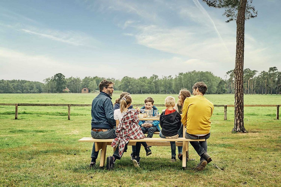 Dieses Foto zeigt ein Familien-Picknick in der Wildpferdebahn