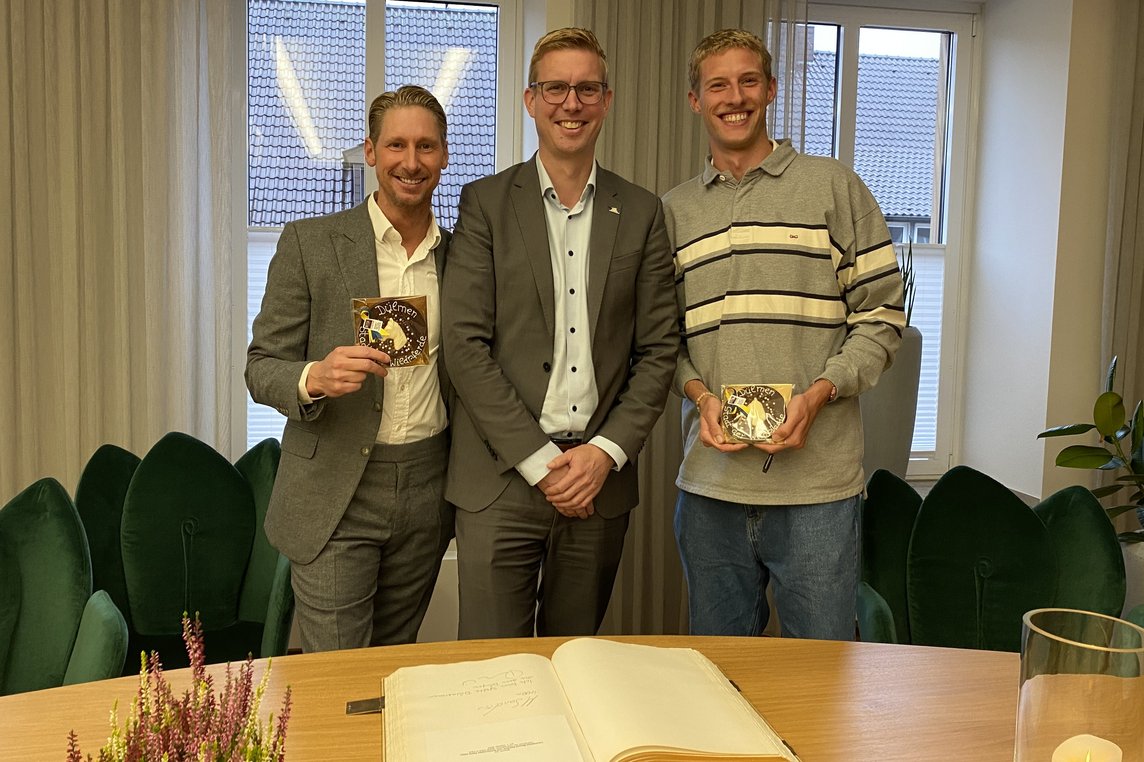 Olympia-Teilnehmer zu Gast im Rathaus: Auf Einladung von Bürgermeister Carsten Hövekamp (Mitte) trugen sich Dressur-Reiter Patrik Kittel (li.) und 400-Meter-Läufer Manuel Sanders in das Goldene Buch der Stadt Dülmen ein. Foto: Stadt Dülmen/Kannacher