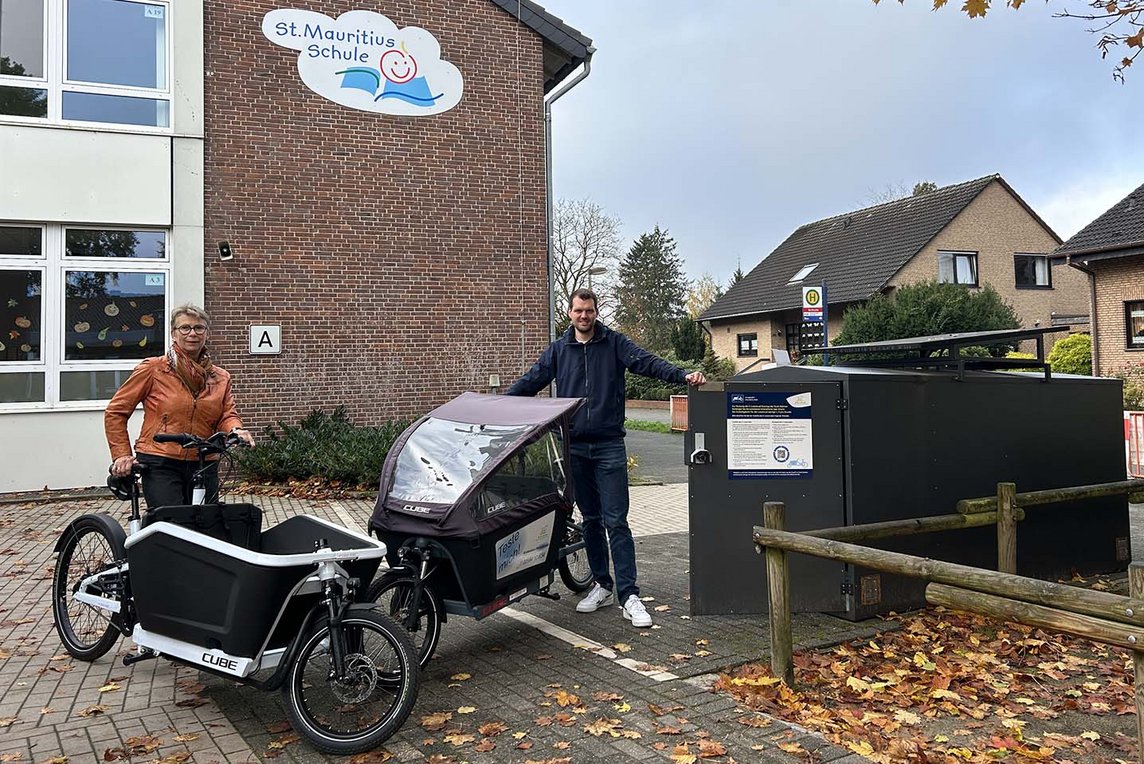 Dieses Foto zeigt Ortsvorsteherin Gabriele Sondermann und Simon Kramer von der Stadt Dülmen an der neuen Lastenrad-Station in Hausdülmen