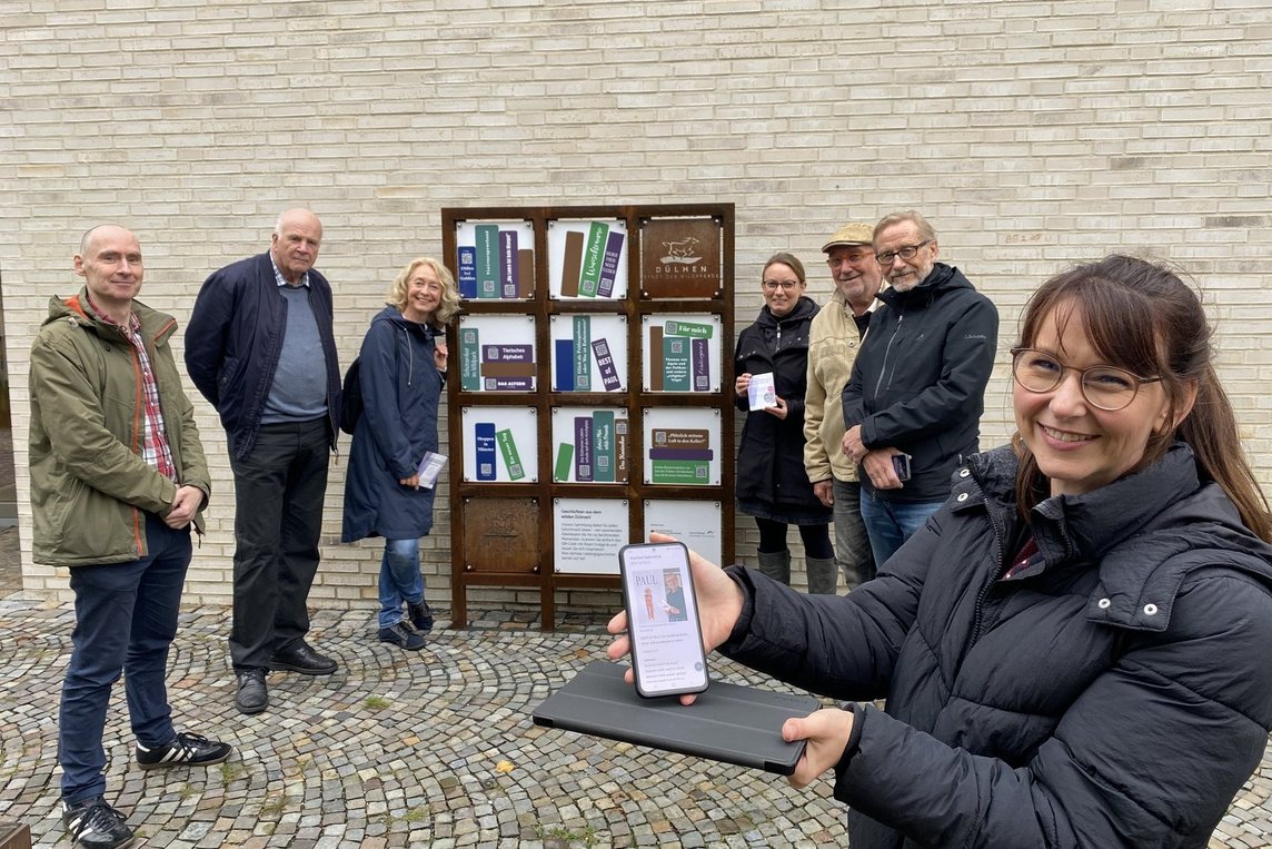 Stellten das neue „Digitale Bücherregal“ vor (v.li.): Stadtarchivar Dr. Stefan Sudmann, Rudolf Knoke, Mechthild Neuhaus-Overbeck, Silke Althoff (Kulturteam), Fritz Pietz, Manfred Sestendrup und Sabrina Rustige (Kulturteam). Foto: Stadt Dülmen/Kannacher