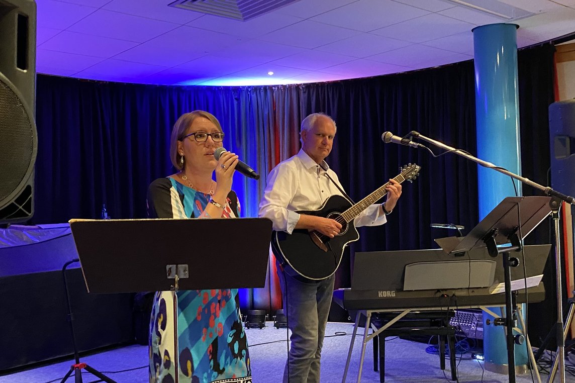 Antonia und Patrik Gremme präsentieren mal heitere, mal melancholische Chansons beim „Französischen Abend“ in der Alten Sparkasse. Foto: Stadt Dülmen