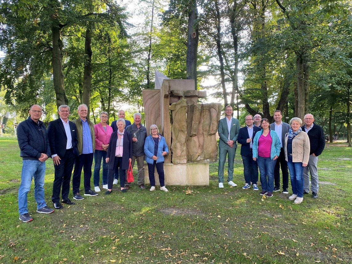 Im Beisein von Vertreterinnen und Vertretern des Fördervereins für Kunst und Kultur (FKK), des Kulturausschusses und der Sparkasse Westmünsterland würdigte Bürgermeister Carsten Hövekamp das Kunstwerk in seiner neuen Umgebung.